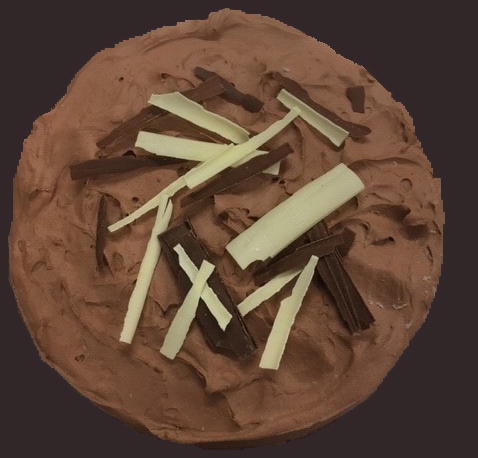 Chocodroom een lekkere cake-achtige bodem op een laagje harde wener, gevuld met een laagje frisse sinaasappelvulling afgewerkt met een dikke laag chocolade bavarois.
