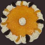 Sinas Bavarois lekkere cake-achtige bodem gevuld met en dikke laag sinas bavarois afgewerkt met een frisse pulp van sinaasappel en een rand slagroom.